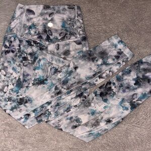 Lululemon blue and white patterned dye leggings size 0, minimal pilling